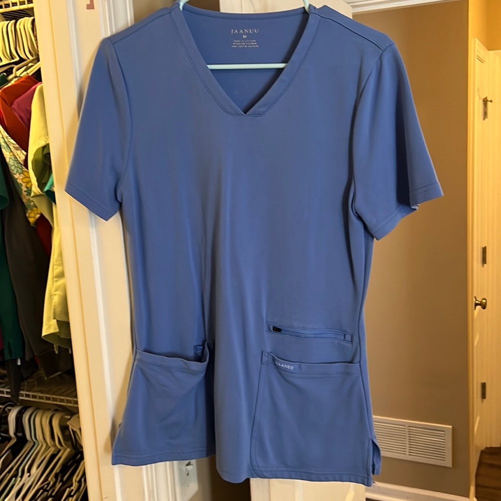 Jaanuu medium top
